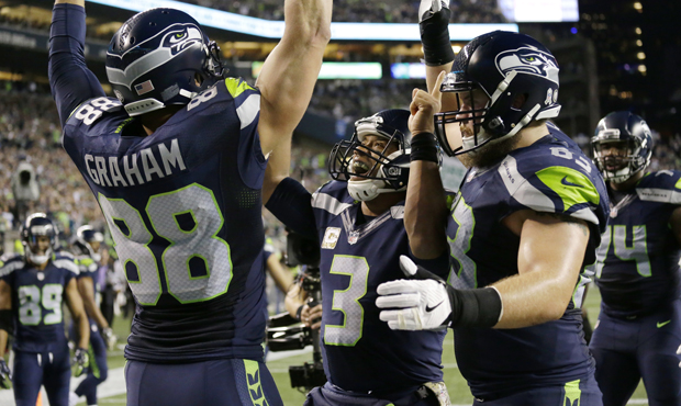 Russell Wilson threw two touchdown passes to Jimmy Graham Monday night and ran for another score. (...
