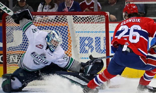 Seattle's Rylan Toth sprawls out to stop Hudson Elynuik Tuesday night. (Larry Brunt/Spokane Chiefs)...