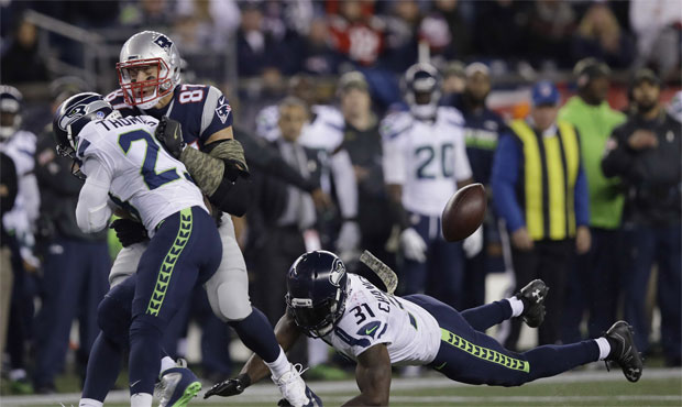 The Patriots have a history of successfully replacing star players at the start of their decline. (...