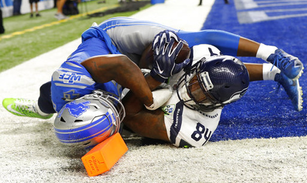 Ed Dickson snags a 12-yard touchdown in his Seahawks debut...