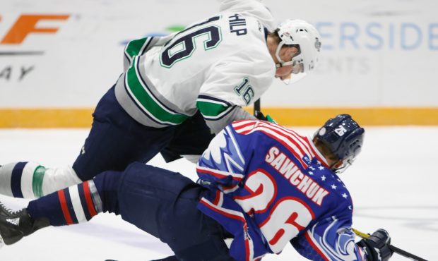 Seattle's Noah Philp battles with Tri-City's Riley Sawchuck during the Thunderbirds 3-2 shootout lo...