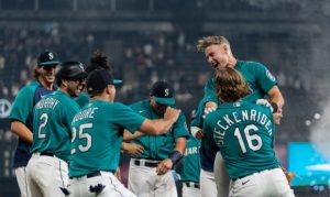 O’Neil: Mariners aren’t handing the spotlight over to Seahawks just yet