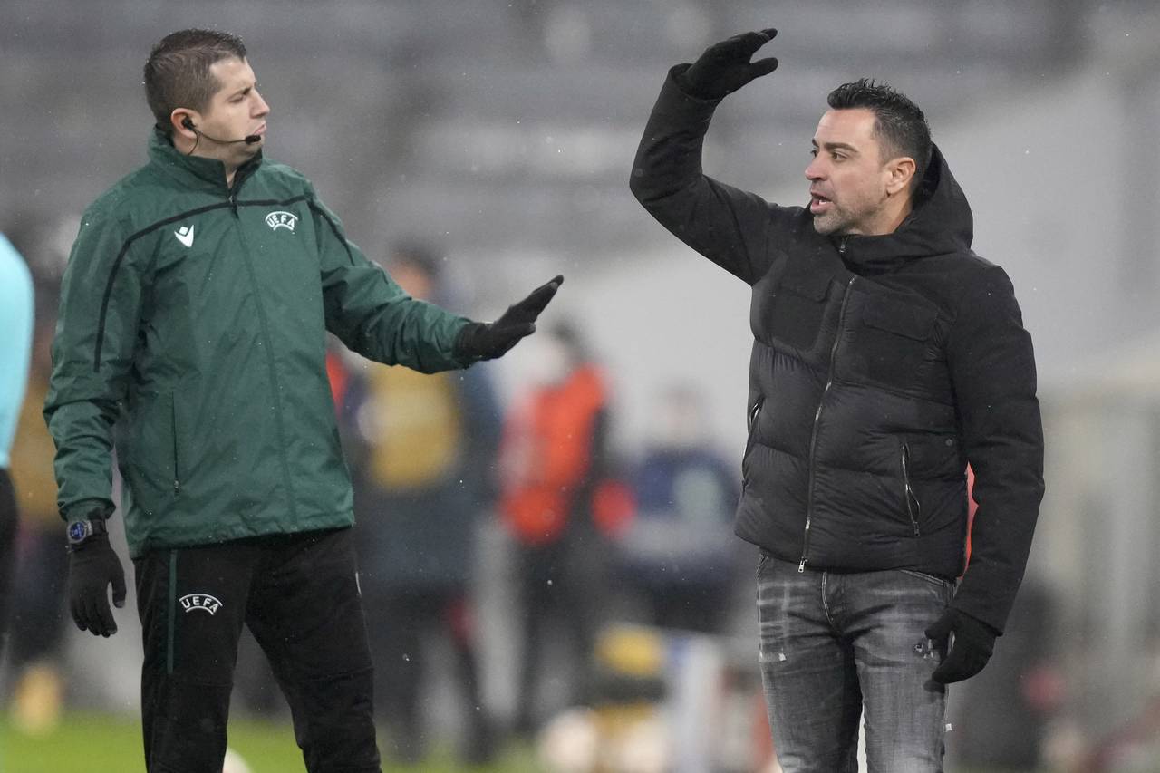Barcelona's head coach Xavi, right, reacts during the Champions League group E soccer match between...