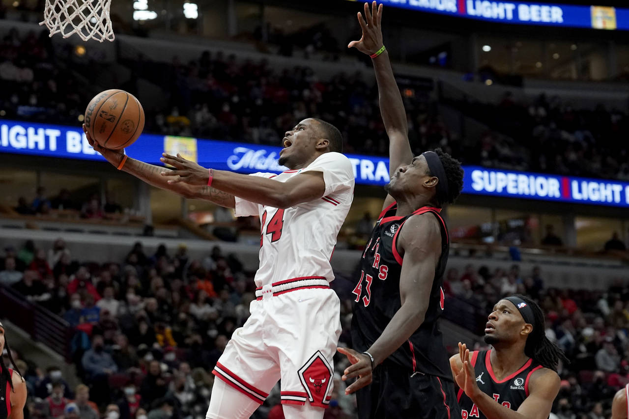 Chicago Bulls' Javonte Green (24) scores past Toronto Raptors' Pascal Siakam during the second half...