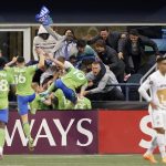 
              Los jugadores de los Sounders de Seattle festejan con los aficionados tras un gol del peruano Raúl Ruidíaz ante Pumas de México, en la final de la Liga de Campeones de la Concacaf, el miércoles 4 de mayo de 2022 (AP Foto/Ted S. Warren)
            