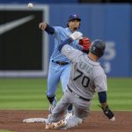 Berríos sharp as Jays blank Mariners behind Springer triple