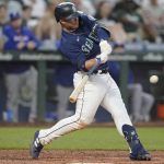 Mariners get back to winning formula, hold off Rangers 4-3