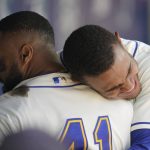 Blue Jays' Guerrero has throw break mitt, M's win 8th in row