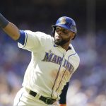 Blue Jays' Guerrero has throw break mitt, M's win 8th in row