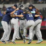 Mariners win 14th in row, Rodríguez key hit to beat Rangers