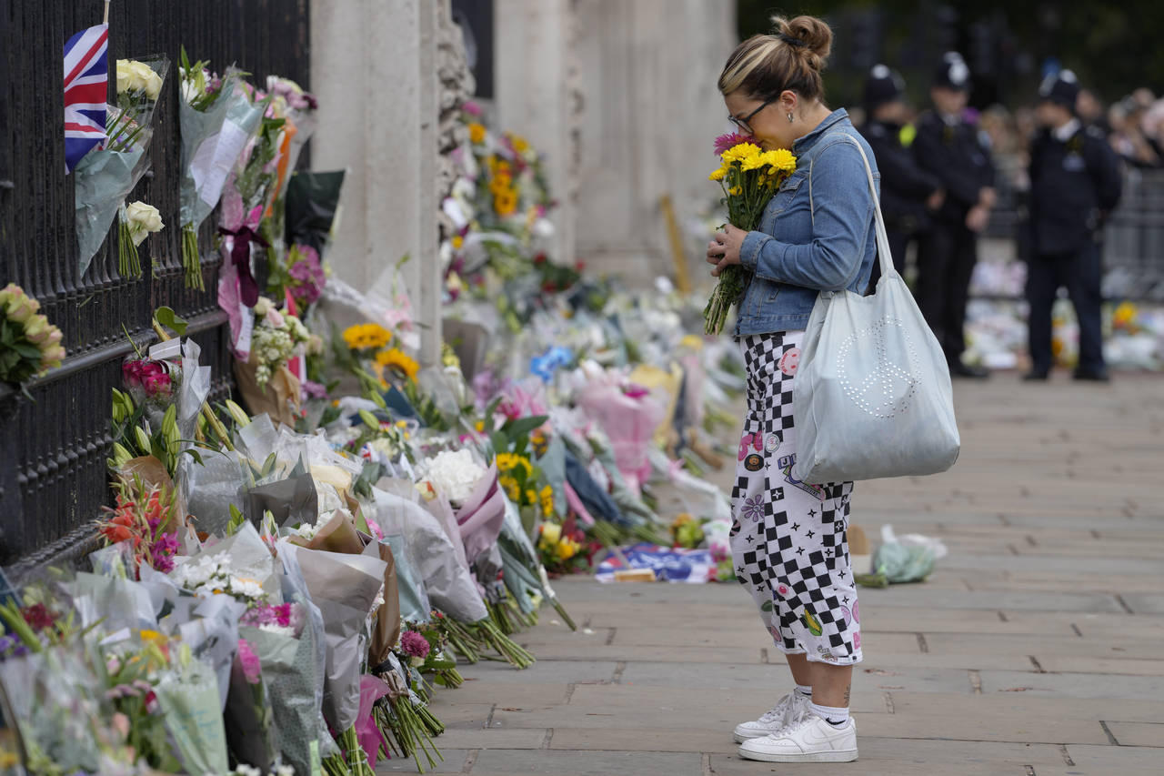 Mourners gather outside Buckingham Palace in London, Friday, Sept. 9, 2022. Queen Elizabeth II, Bri...