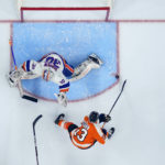 Hayes scores twice, Flyers top Isles 3-1 to end 10-game skid