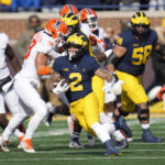 No. 3 Michigan beats Illinois 19-17 after Corum hurts knee