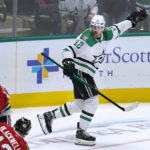 Stars erase 3-goal deficit in 3rd, beat Blackhawks 6-4