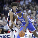 
              Kentucky forward Oscar Tshiebwe, right, controls the ball while defended by Gonzaga forward Anton Watson during the first half of an NCAA college basketball game, Sunday, Nov. 20, 2022, in Spokane, Wash. (AP Photo/Young Kwak)
            