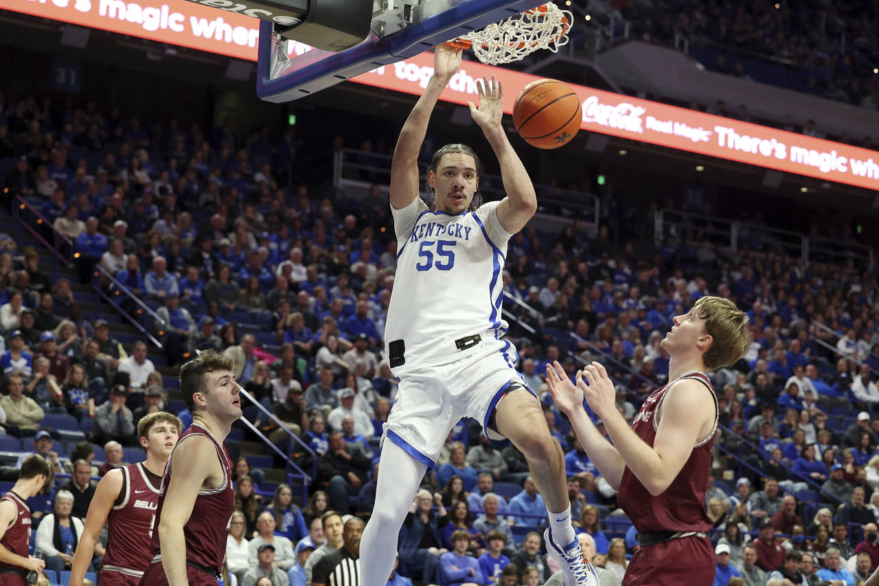Kentucky's Lance Ware (55) dunks between Bellarmine's Peter Suder (5), Bash Wieland and Curt Hopf, ...