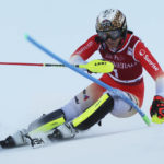 American Mikaela Shiffrin takes 1st-run lead at WCup slalom