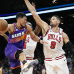 Devin Booker scores 51 points in 3 quarters, Suns rout Bulls