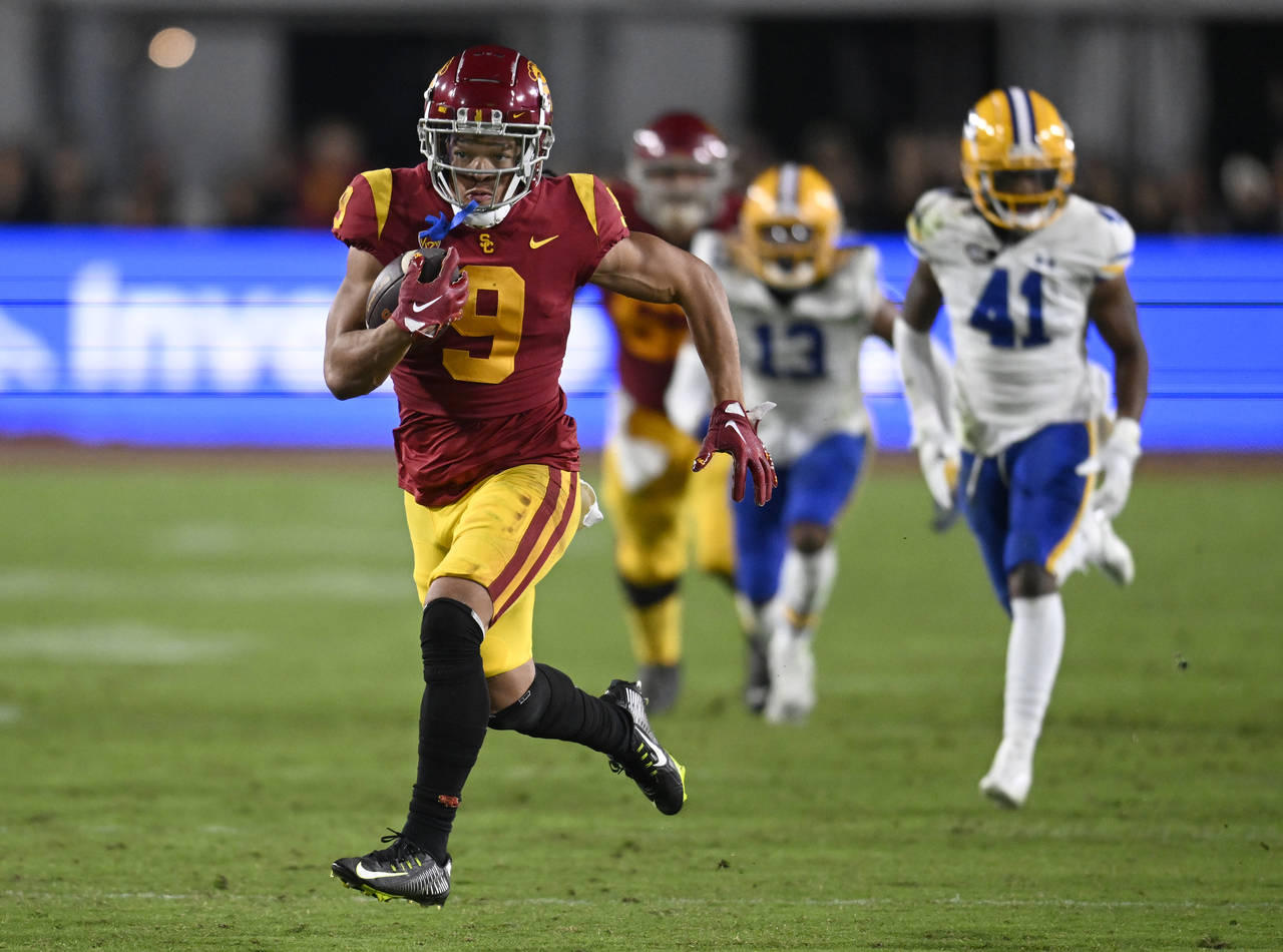 Southern California wide receiver Michael Jackson III breaks away for a touchdown against Californi...
