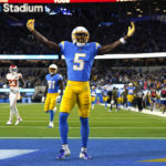 Kelce scores 3 touchdowns, Chiefs rally past Chargers 30-27