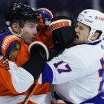 Hayes scores twice, Flyers top Isles 3-1 to end 10-game skid