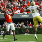 No. 1 Georgia overcomes slow start, routs Georgia Tech 37-14