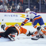 Hayes scores twice, Flyers top Isles 3-1 to end 10-game skid