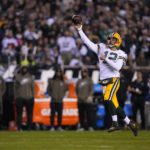 Packers' Aaron Rodgers leaves vs. Eagles with oblique injury