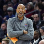 Devin Booker scores 51 points in 3 quarters, Suns rout Bulls