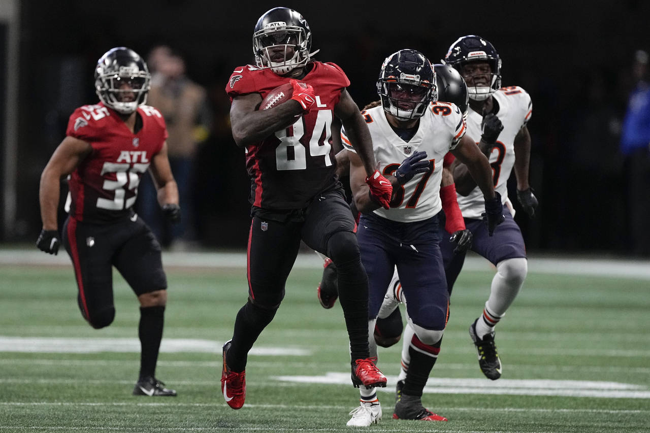Atlanta Falcons running back Cordarrelle Patterson (84) runs the ball back on a kickoff against the...