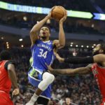 DeRozan scores 36, Bulls down Bucks 118-113