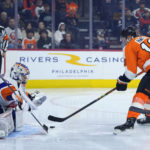 Hayes scores twice, Flyers top Isles 3-1 to end 10-game skid