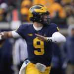 No. 3 Michigan beats Illinois 19-17 after Corum hurts knee