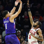Devin Booker scores 51 points in 3 quarters, Suns rout Bulls