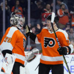 Hayes scores twice, Flyers top Isles 3-1 to end 10-game skid