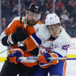 Hayes scores twice, Flyers top Isles 3-1 to end 10-game skid
