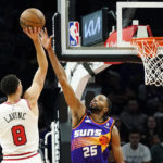 Devin Booker scores 51 points in 3 quarters, Suns rout Bulls