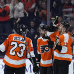 Hayes scores twice, Flyers top Isles 3-1 to end 10-game skid
