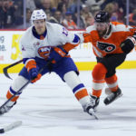 Hayes scores twice, Flyers top Isles 3-1 to end 10-game skid