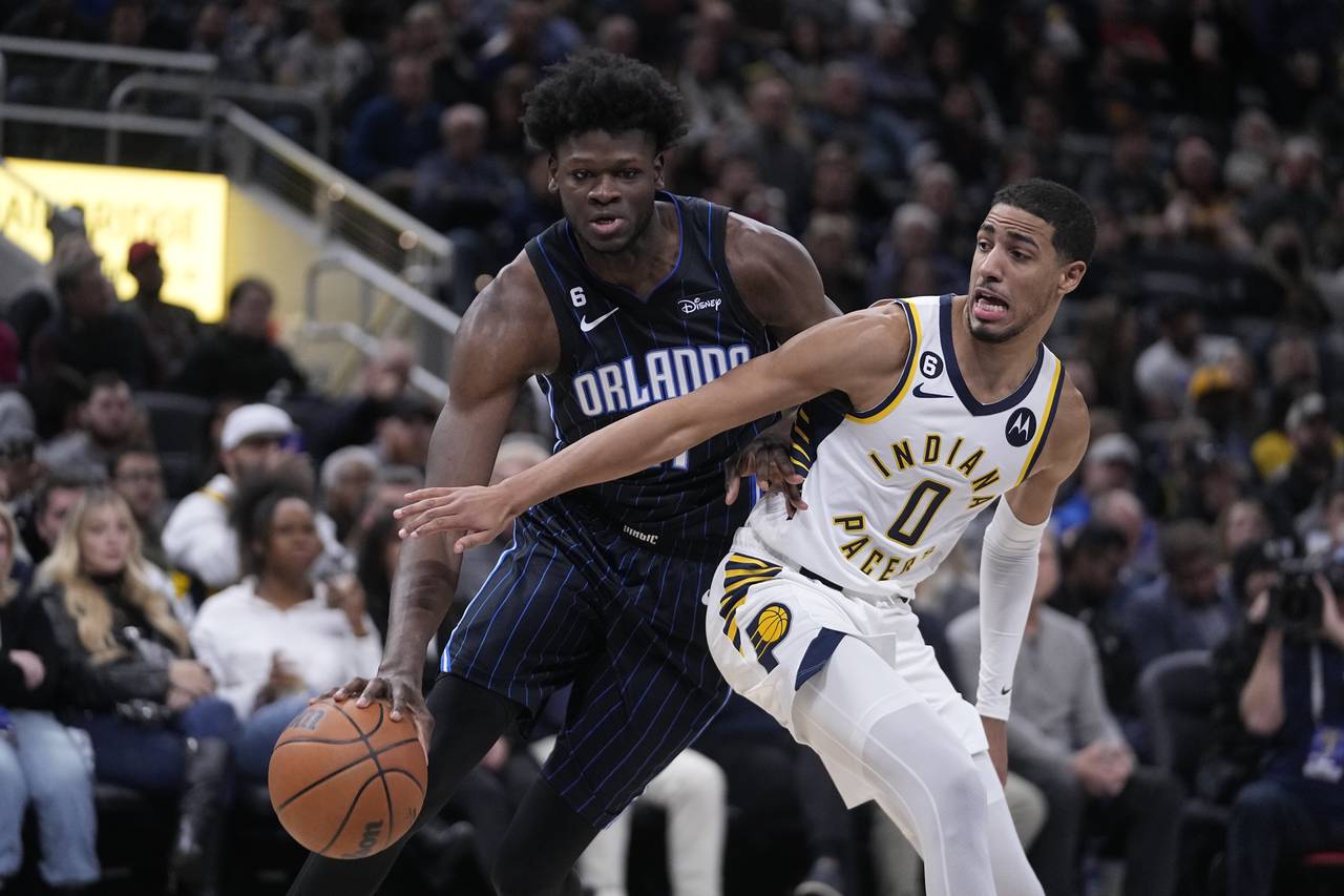 Mo Bamba del Magic de Orlando defiende el balón frente a Tyrese Haliburton de los Pacers de Indian...