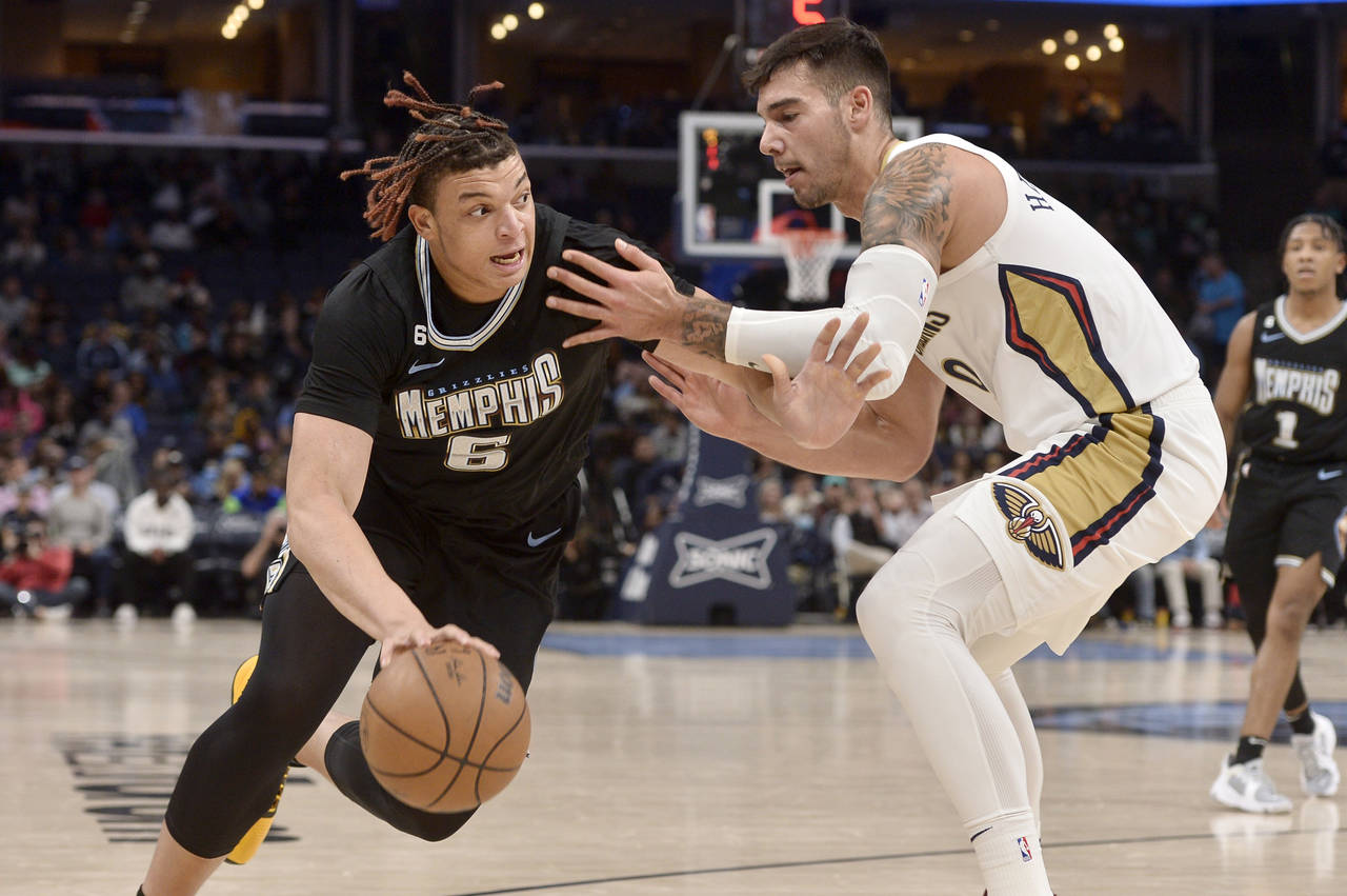 Memphis Grizzlies forward Kenneth Lofton Jr. (6) drives against New Orleans Pelicans center Willy H...