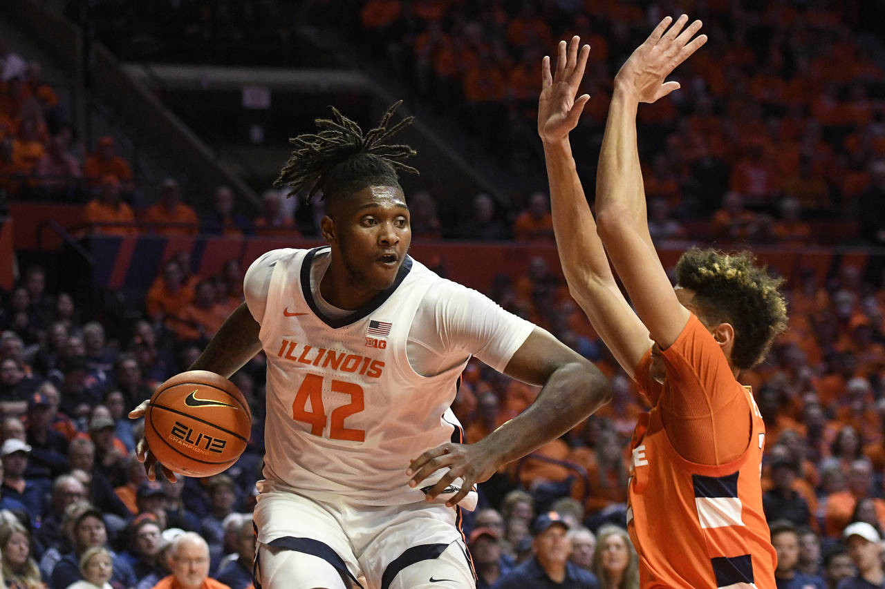 Illinois' Dain Dainja (42) works inside against Syracuse's Jesse Edwards during the first half of a...