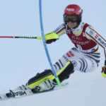 American Mikaela Shiffrin takes 1st-run lead at WCup slalom
