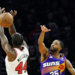 Devin Booker scores 51 points in 3 quarters, Suns rout Bulls