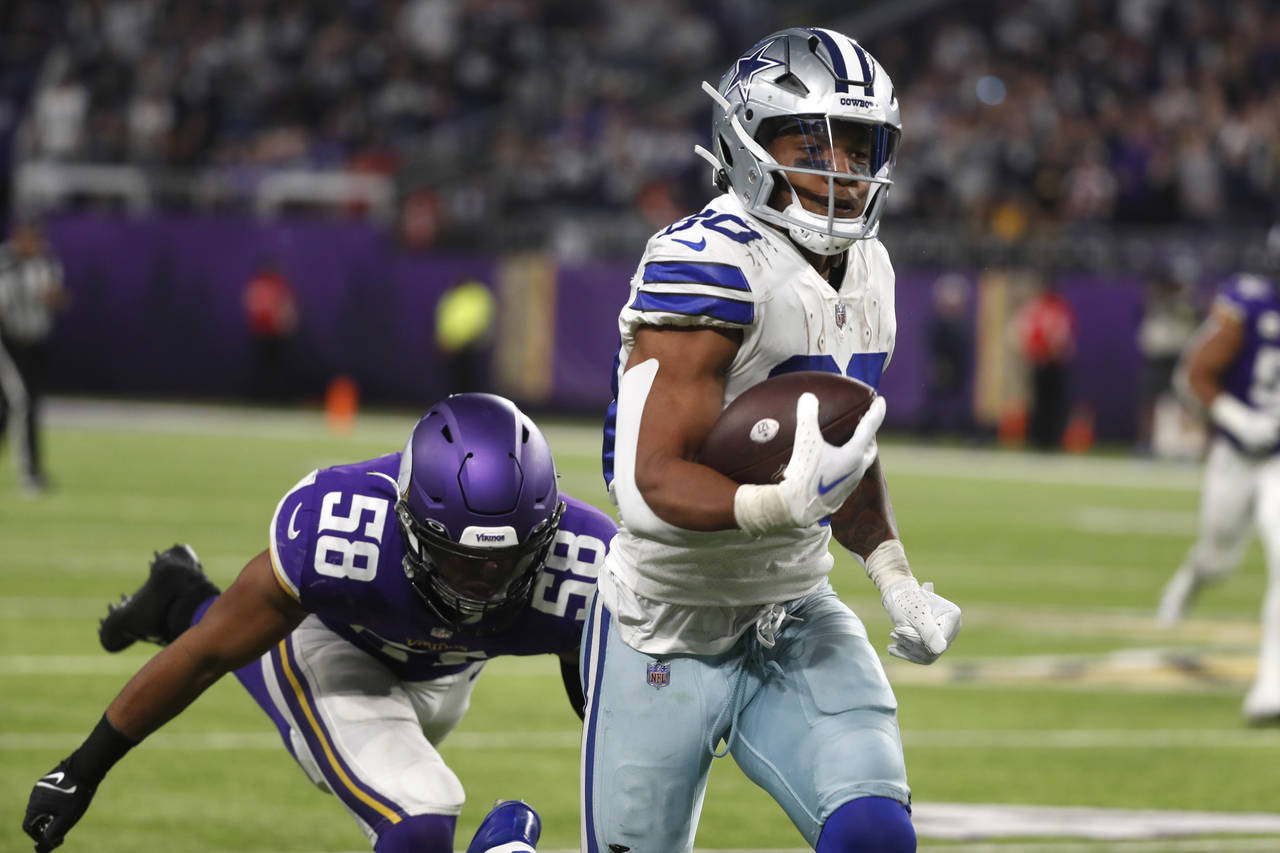 Dallas Cowboys running back Tony Pollard (20) runs from Minnesota Vikings linebacker Jordan Hicks (...