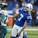 Jalen Hurts' late TD run gives Eagles 17-16 win over Colts