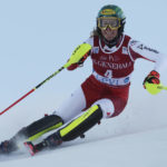 American Mikaela Shiffrin takes 1st-run lead at WCup slalom