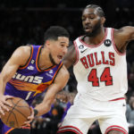 Devin Booker scores 51 points in 3 quarters, Suns rout Bulls