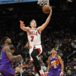 Devin Booker scores 51 points in 3 quarters, Suns rout Bulls