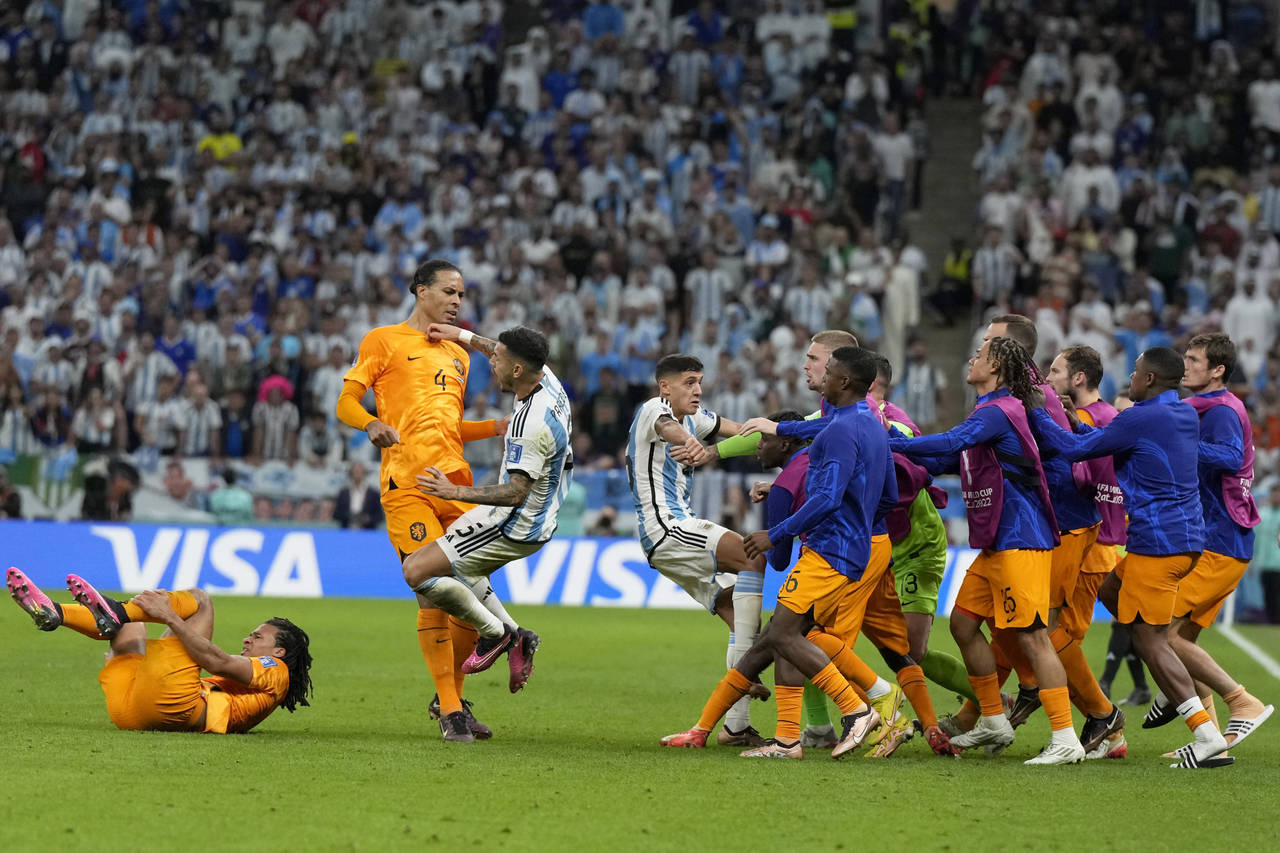Netherlands alternate players confront Argentina's Nahuel Molina, center,during the World Cup quart...